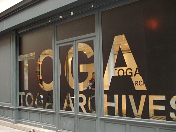 Showroomby - Un espace évènementiel unique en plein coeur de Paris : Toga Vitrine extérieure